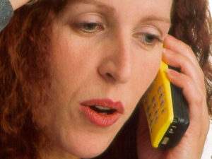 Frau mit Handy