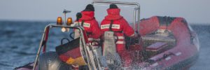 Wasserwacht Boot mit zwei Mann Besatzung
