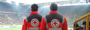 Zwei DRK Mitarbeiter im Stadion