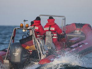 Wasserwacht Boot mit 2 Mann Besatzung