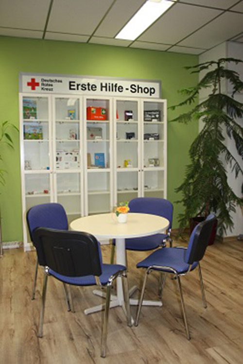 Erste Hilfe Shop mit Tisch und Stühlen