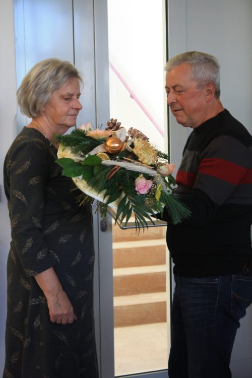 Horst Maier mit Blumenstrauß
