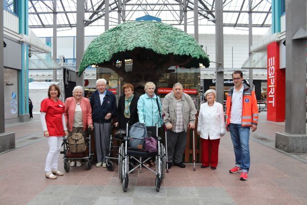 Rentner und DRK Mitarbeiter im Chemnitz Center