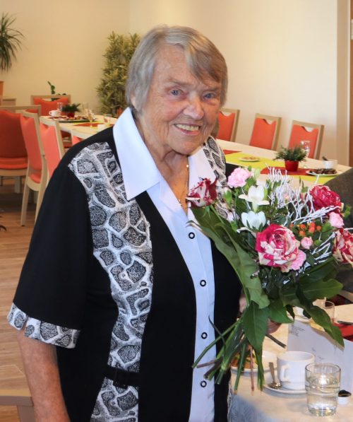 Rentnerin mit Blumenstrauß