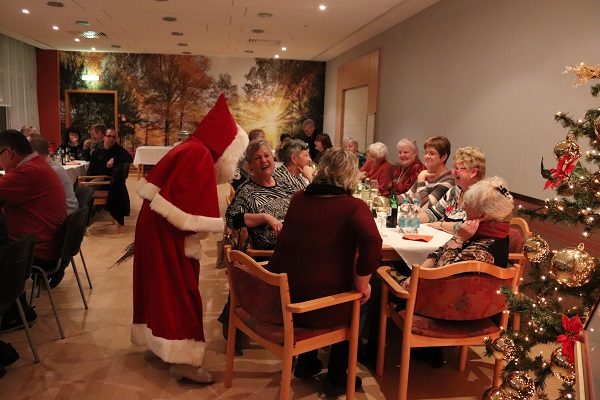 DRK Seniorennachmittag Weihnachtsmann