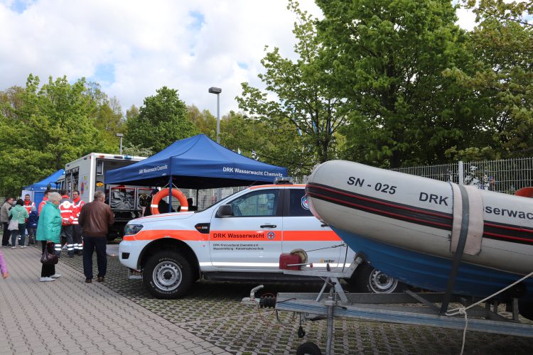 DRK Wasserwacht Fahrzeug und Boot