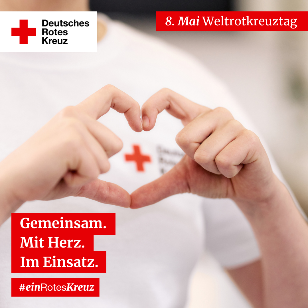 Zwei Hände formen ein Herz. Links oben ist das Logo des Deutschen Roten Kreuz und rechts oben steht „8. Mai Weltrotkreuztag“. Links unten steht weißer Text auf roten Balken: „Gemeinsam. Mit Herz. Im Einsatz. #einRotesKreuz.“